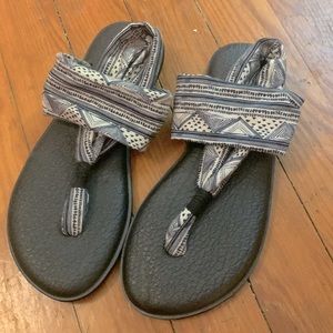 Sanuk Black Footbed Sandals with Cream and Navy Patterned Straps